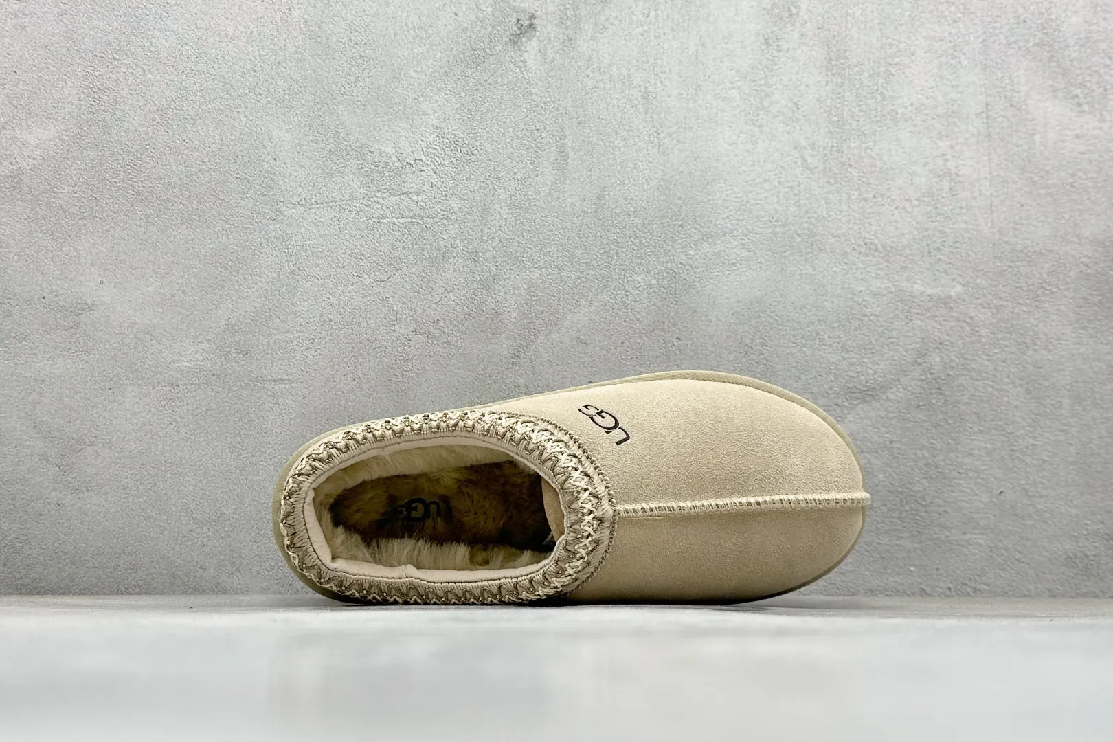 🐲💰 520 support store UGG Tasman ethnic style half slippers, Xiaohongshu hot style. This style is conceived based on the colorful traditional Chinese costume culture, exquisite craftsmanship, unique style and unique style. It fully demonstrates the style of this nation and has become the most popular fashion element in the world! Sheep fur is integrated with high quality to keep warm and lock in heat. Made of TPU molded suede upper material. Built-in artificial curly wool plush lining and insole. Choose 10mm UGGPURE™ implanted wool lining and removable UGGPURE™ implanted wool insole. Item No.: 5955 Size: 35-44. It is recommended to choose one size larger.